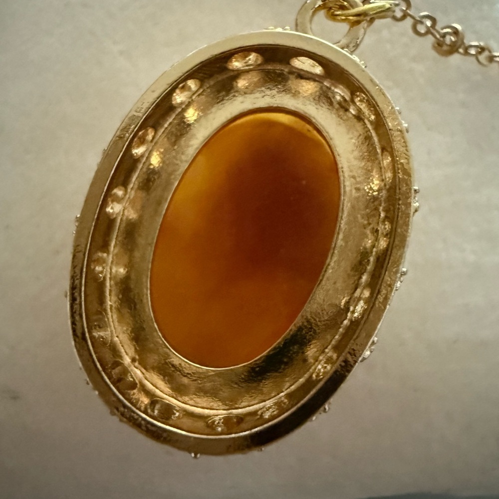 Elegant Gold  plated and Cream Cameo Pendant Necklace - Picture 3 of 4